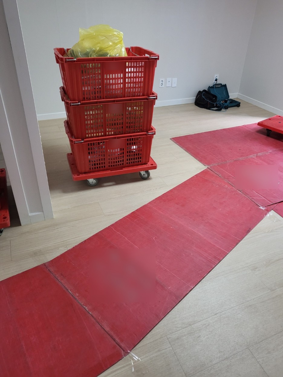 입주청소 작업 중인 전문 청소팀