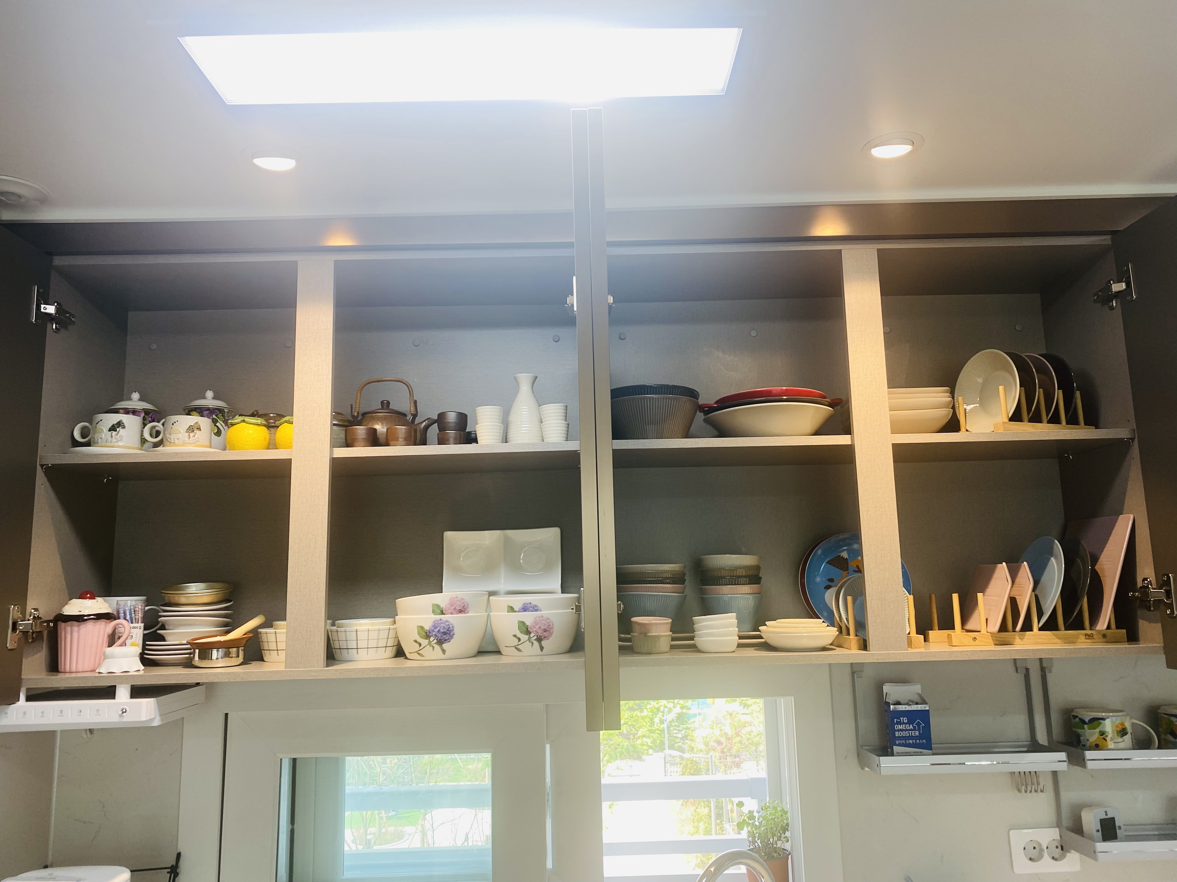 입주청소 작업 중인 전문 청소팀