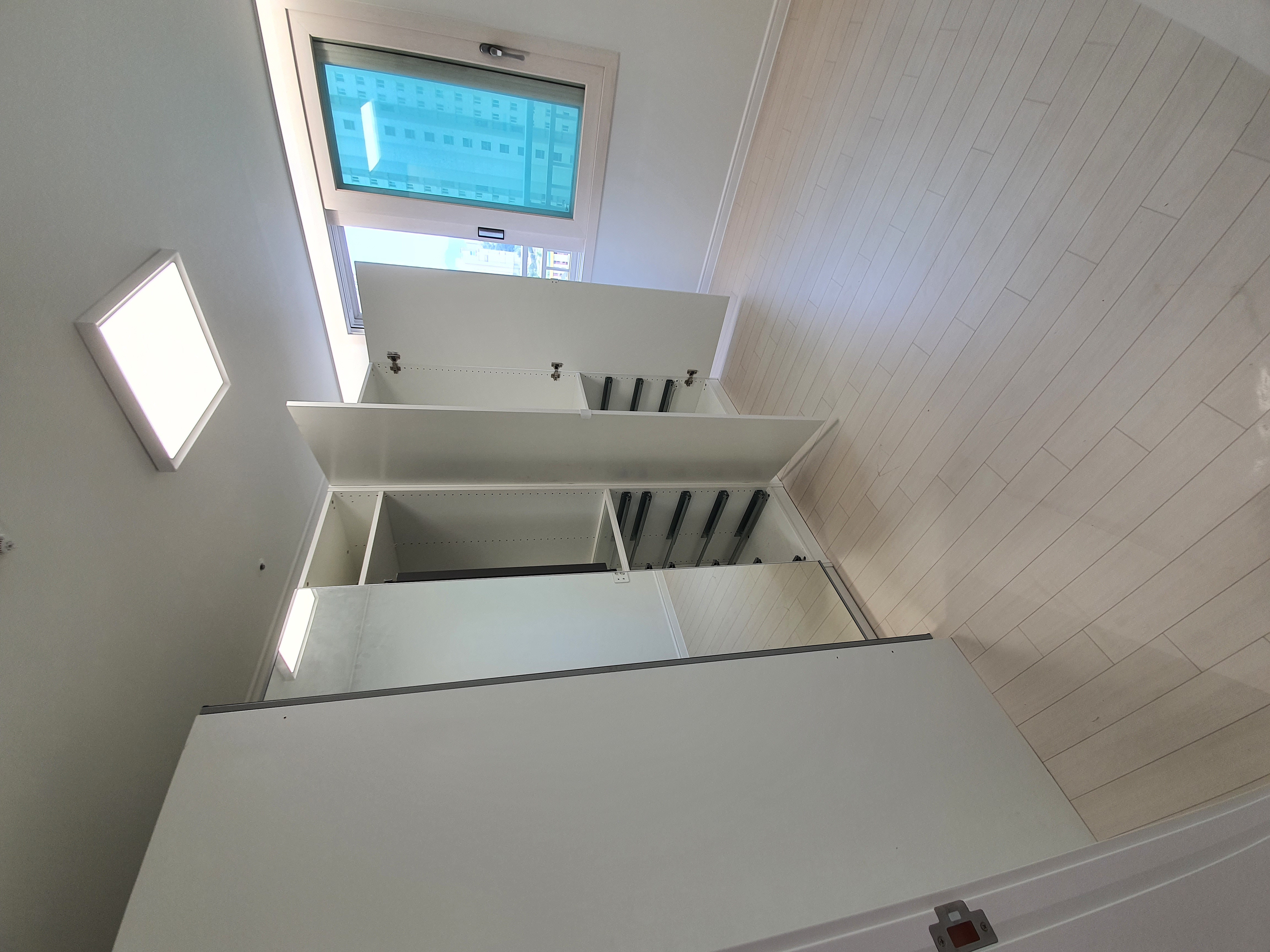 입주청소 작업 중인 전문 청소팀