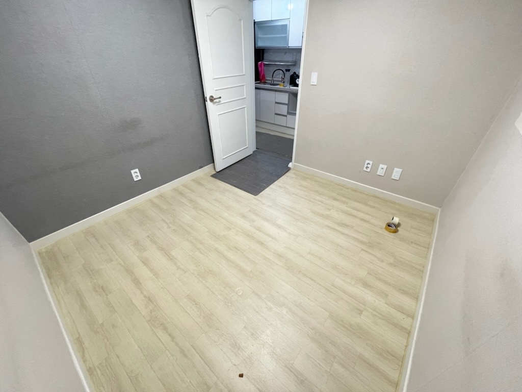 입주청소 작업 중인 전문 청소팀