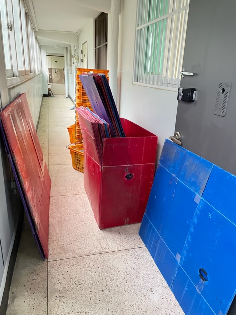 입주청소 작업 중인 전문 청소팀