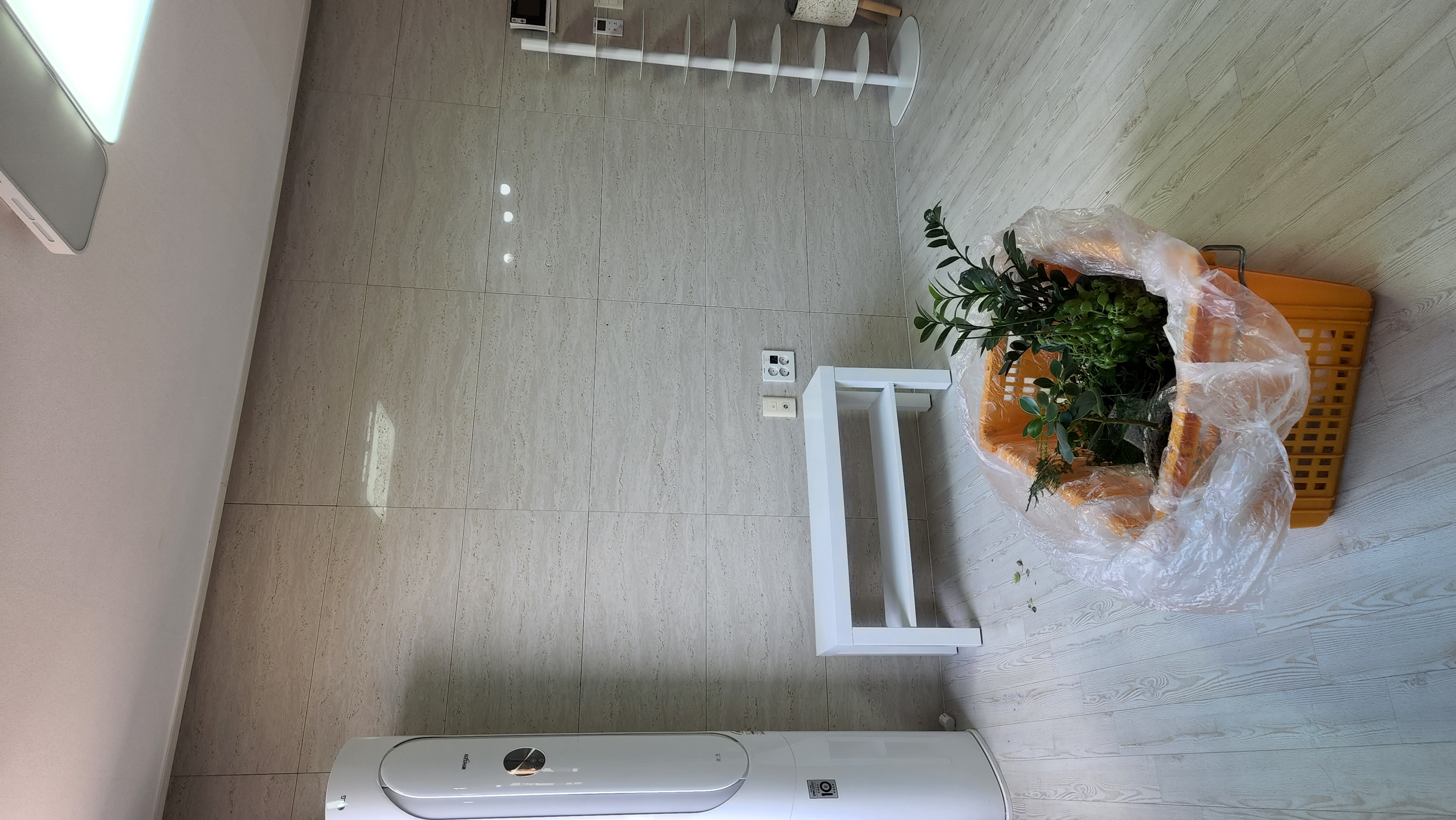 입주청소 작업 중인 전문 청소팀