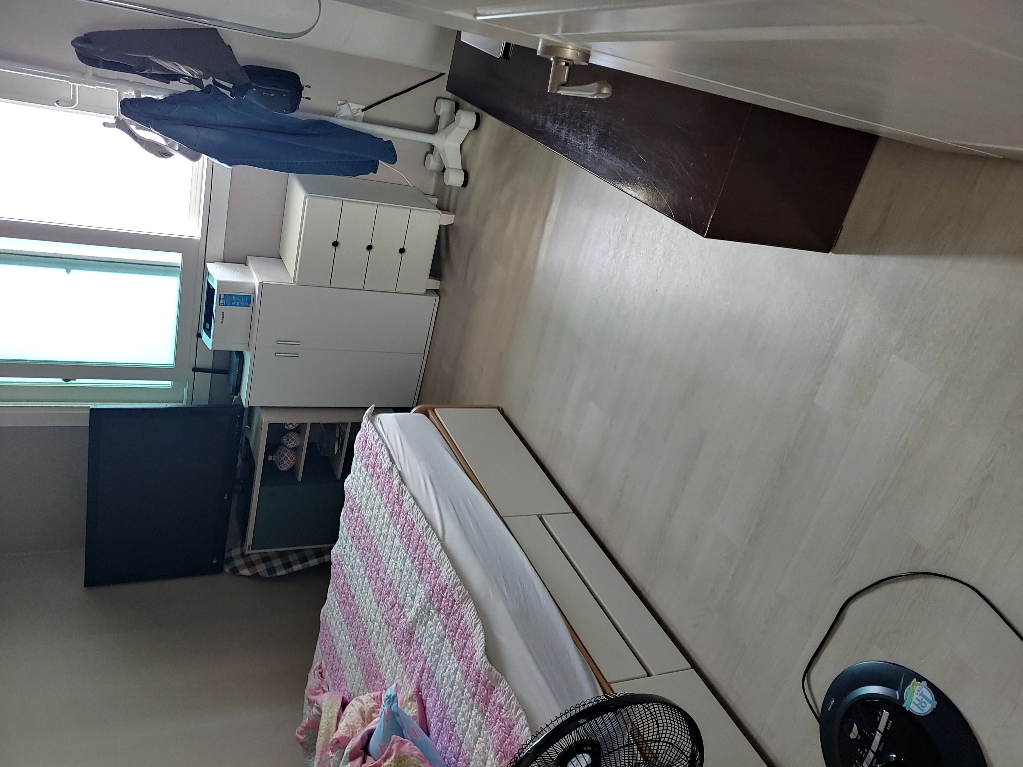 입주청소 작업 중인 전문 청소팀