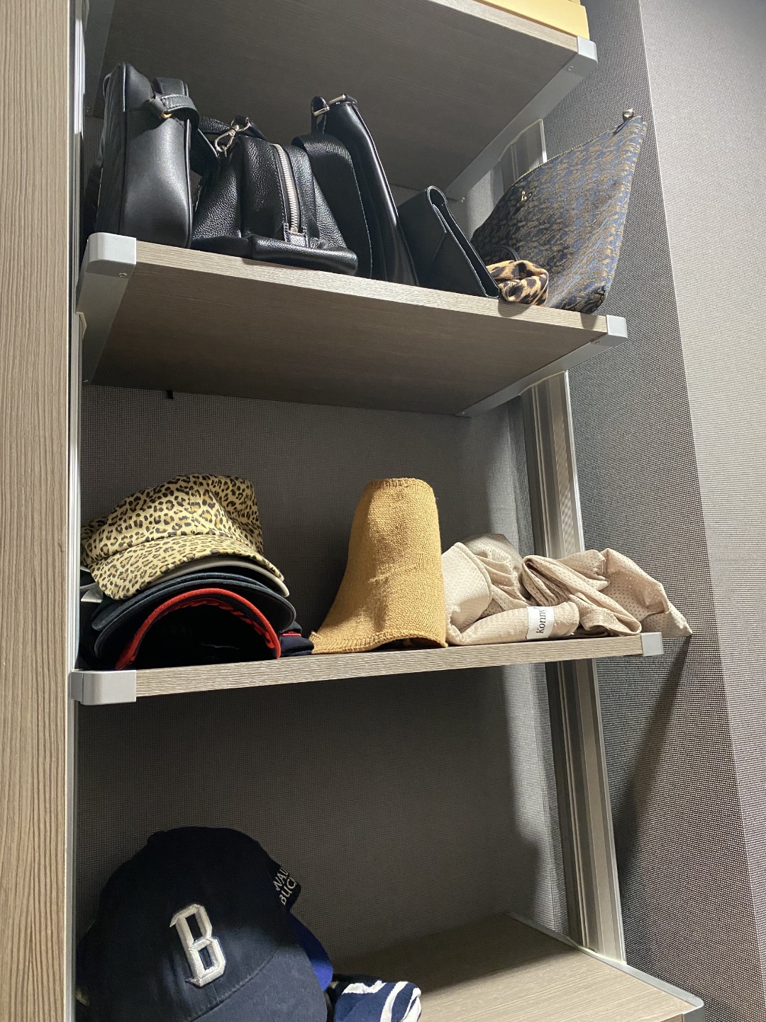 입주청소 작업 중인 전문 청소팀