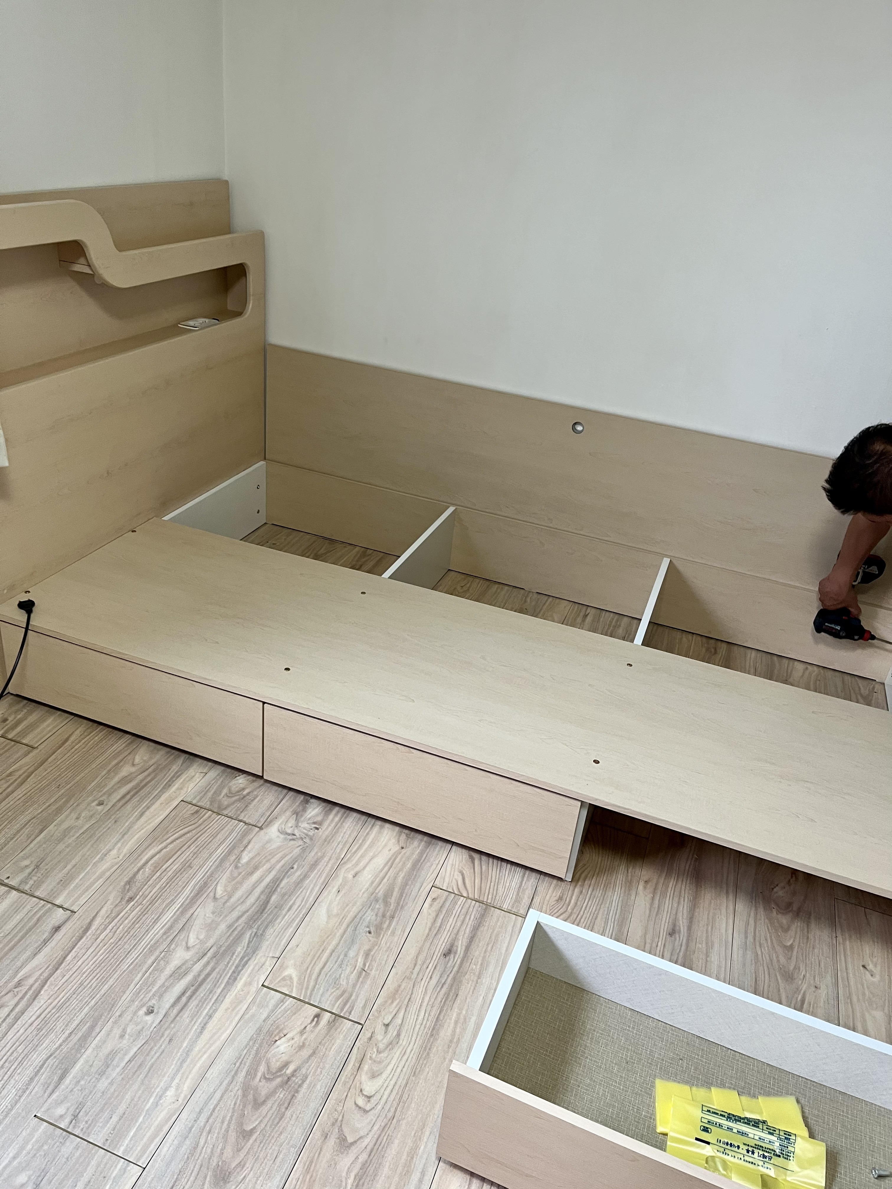 입주청소 작업 중인 전문 청소팀