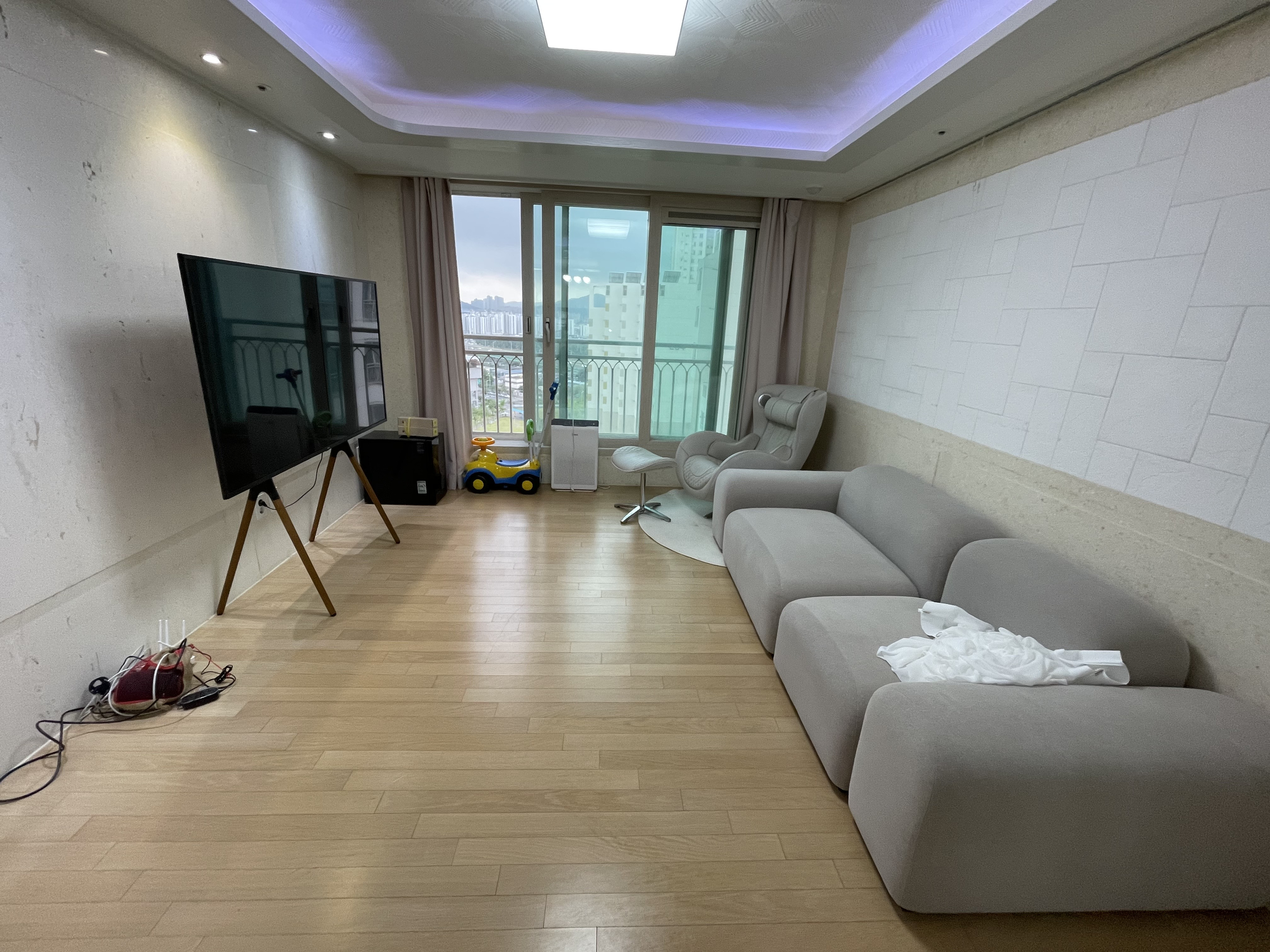 입주청소 작업 중인 전문 청소팀