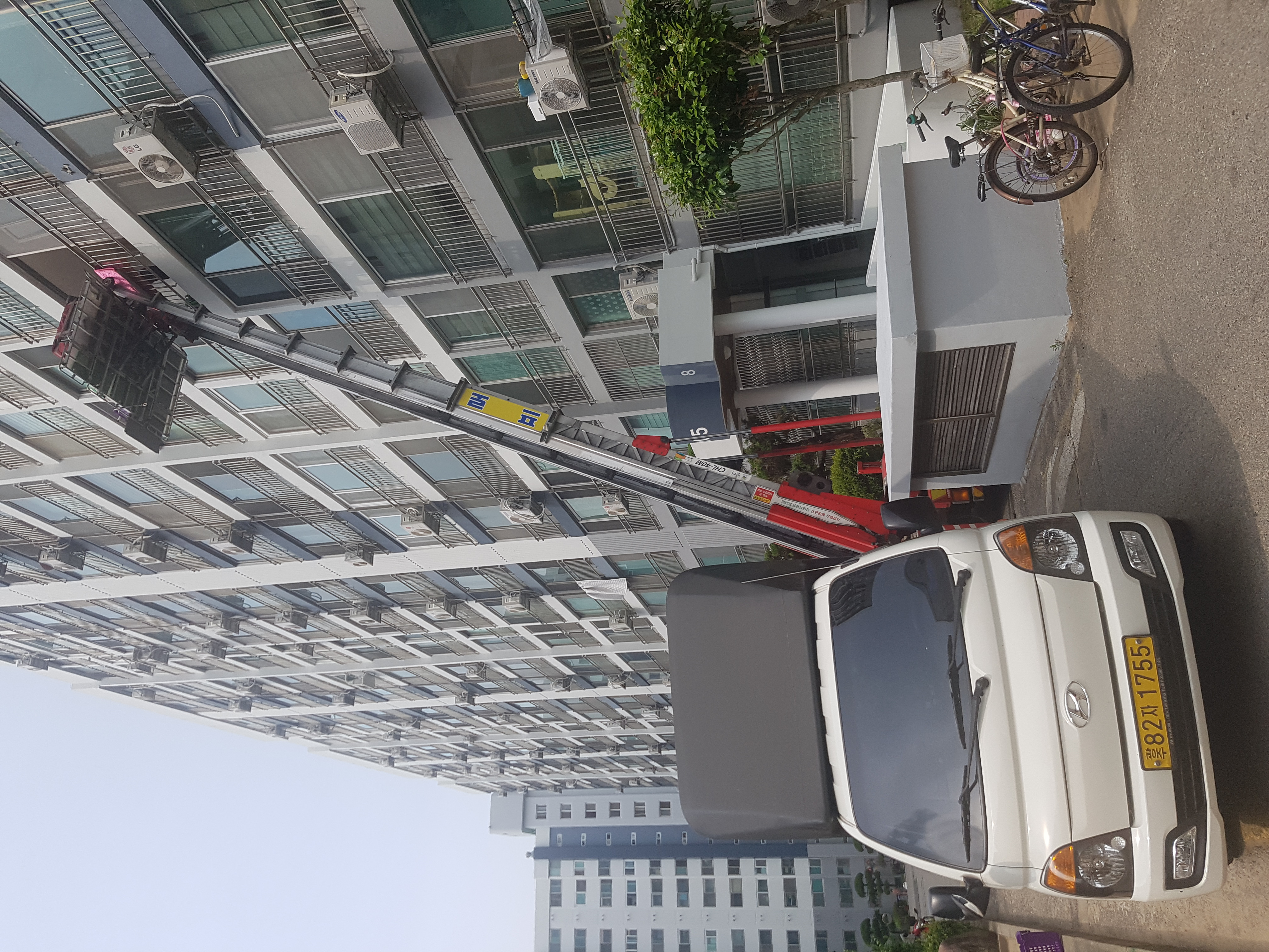 입주청소 작업 중인 전문 청소팀