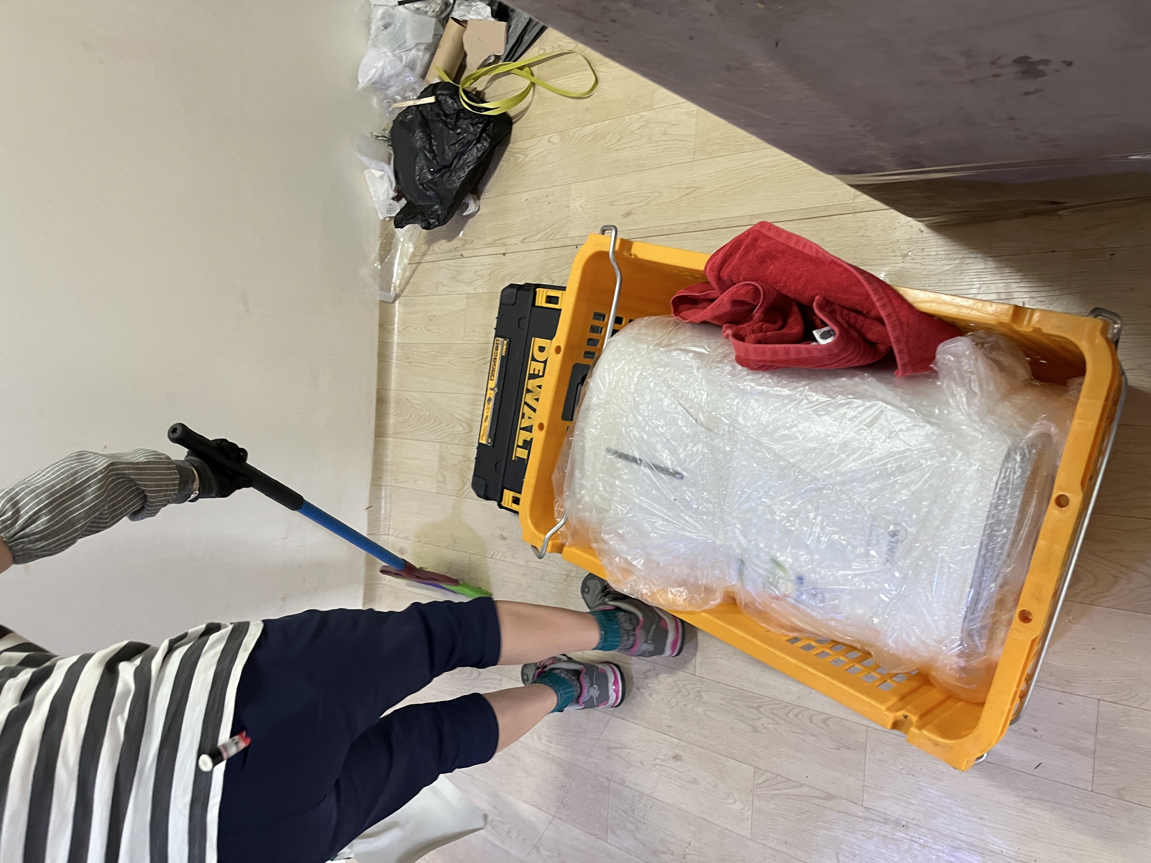 입주청소 작업 중인 전문 청소팀