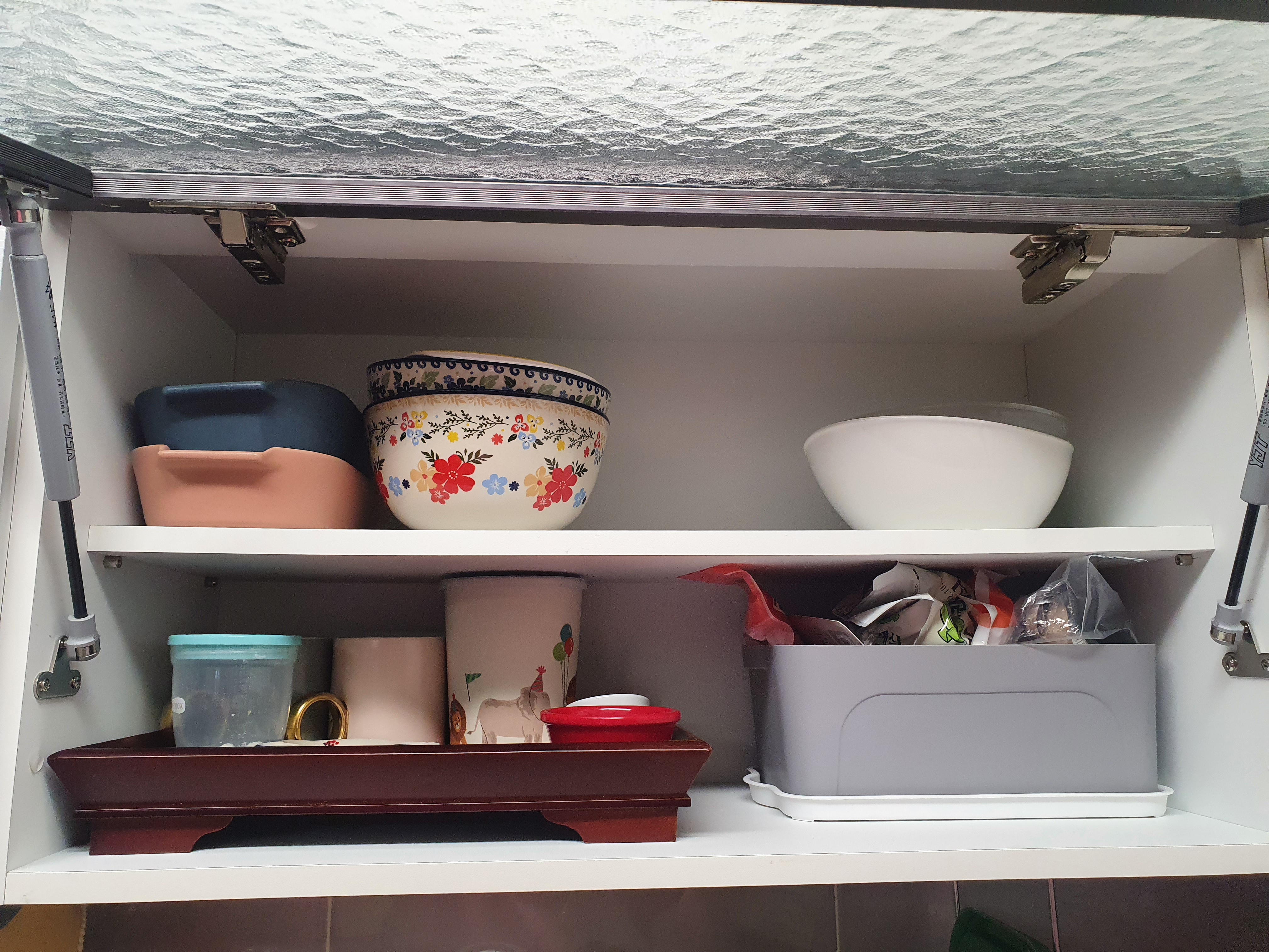 입주청소 작업 중인 전문 청소팀